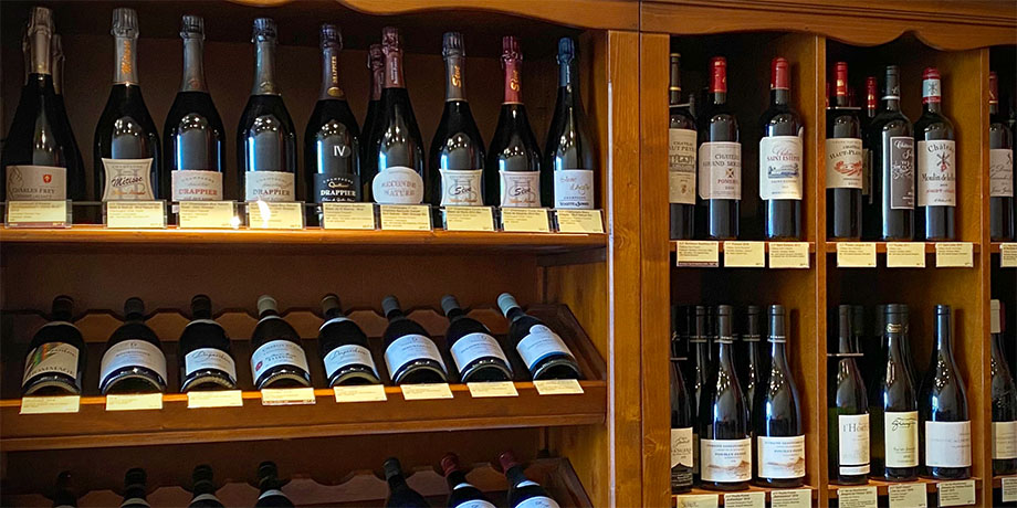 Wein- und Champagnerauswahl im Weinladen